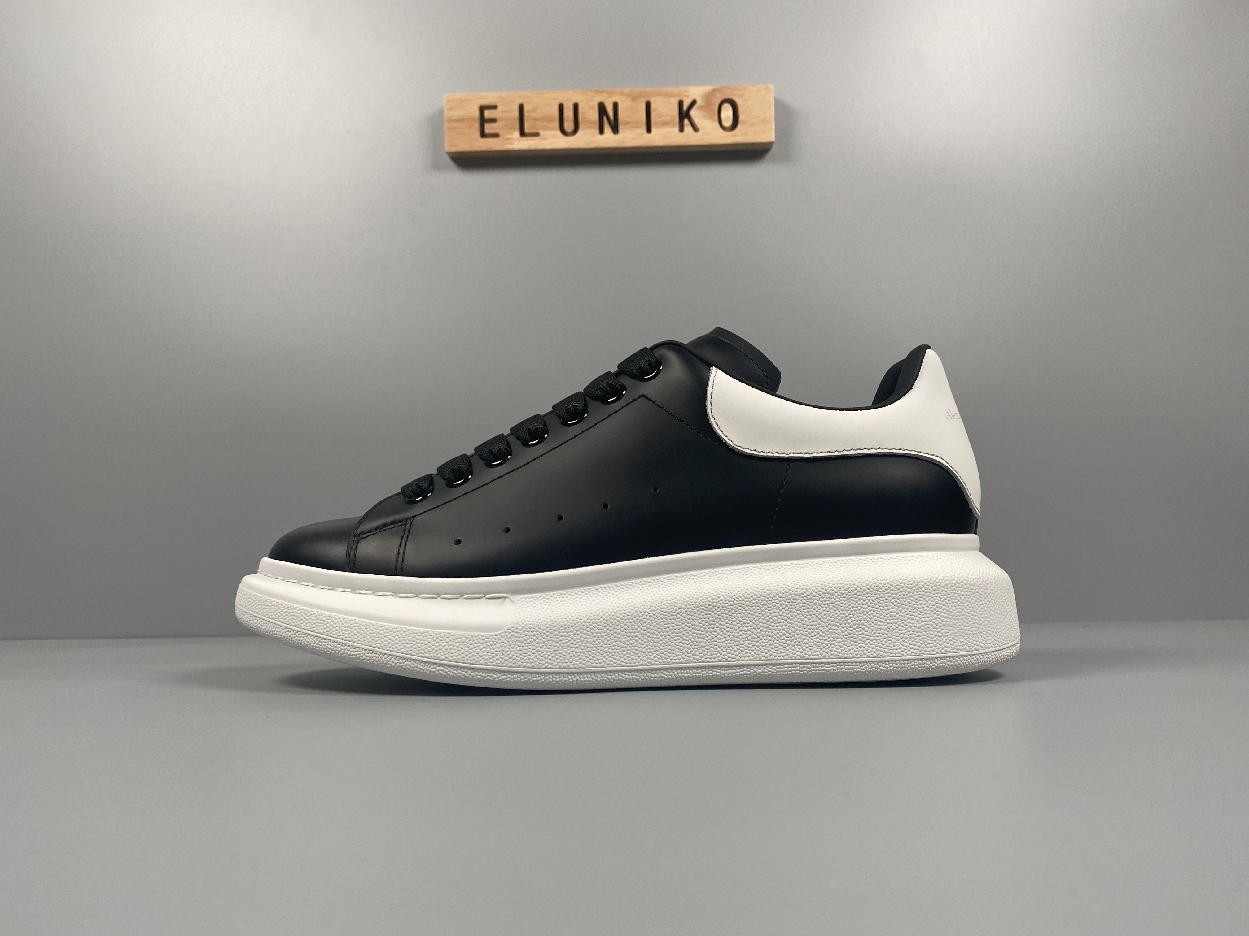 알렉산더 맥퀸 오버솔 화이트탭 블랙