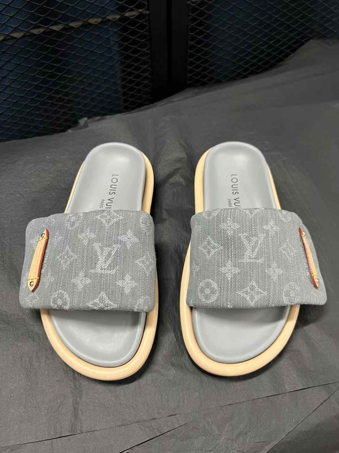 LV Pool Pillow Comfort